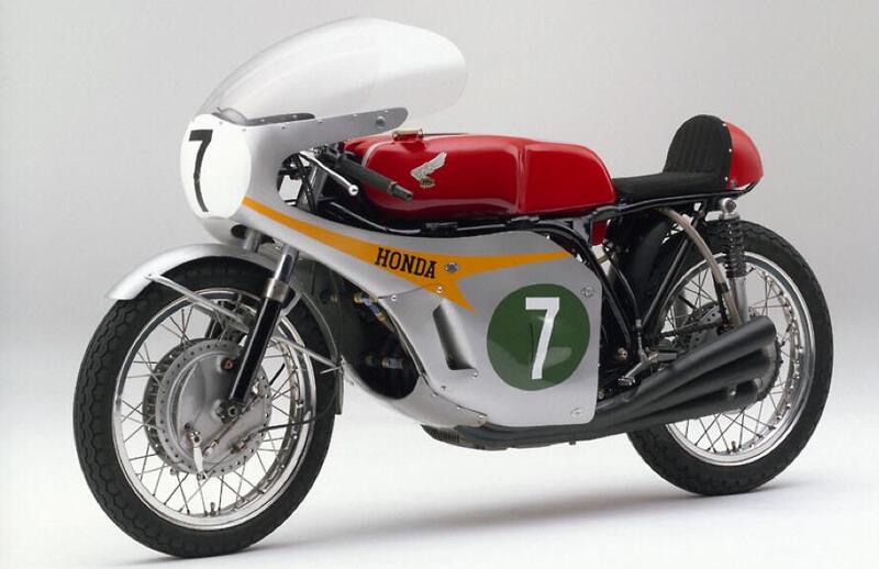 Nella classe 250 l&rsquo;arma con la quale la Honda ha contrastato i due tempi a partire dalla fine del 1964 &egrave; stata la RC 165 a sei cilindri in linea, poi evolutasi nella RC 166. La sua potenza &egrave; arrivata a superare i 55 CV a 17000 giri/min