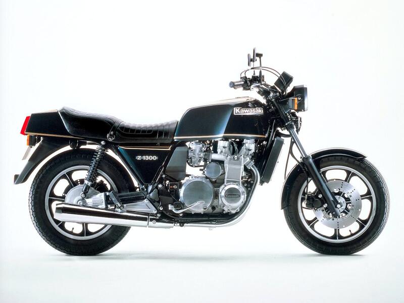 Per diverso tempo la Z 1300, apparsa nel 1979, &egrave; stata l&rsquo;imponente ammiraglia della gamma Kawasaki. Il motore a sei cilindri in linea aveva la distribuzione bialbero a dodici valvole ed era raffreddato ad acqua. La trasmissione finale era ad albero