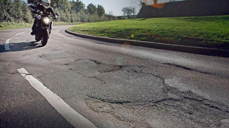 Buche sulle strade: 500 milioni di sterline per eliminarne dieci milioni