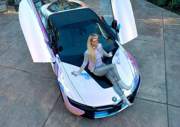 I 40 anni di Paris Hilton, l'ereditiera appassionata d&rsquo;auto che ha inventato l&rsquo;upskirt