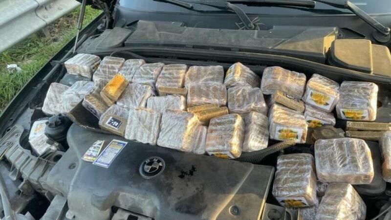 A folle velocit&agrave; sulla E45: nel vano motore della BMW c&rsquo;erano 26 kg di droga
