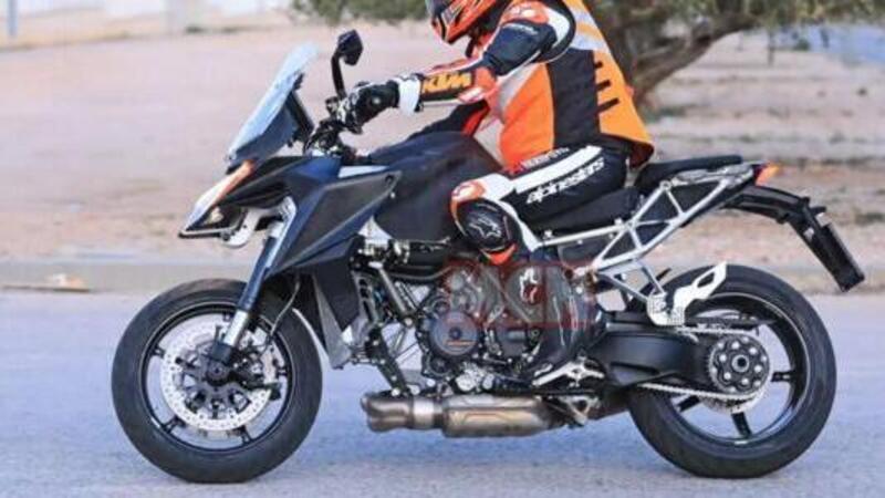 KTM 1290 Super Duke GT: nuova versione su base &ldquo;R&rdquo; 2020 in arrivo