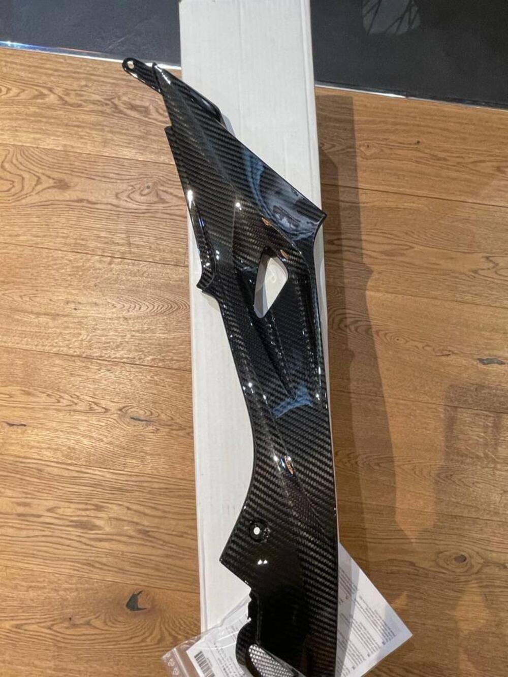 Copertura serbatoio in carbonio HP lato destro BMW