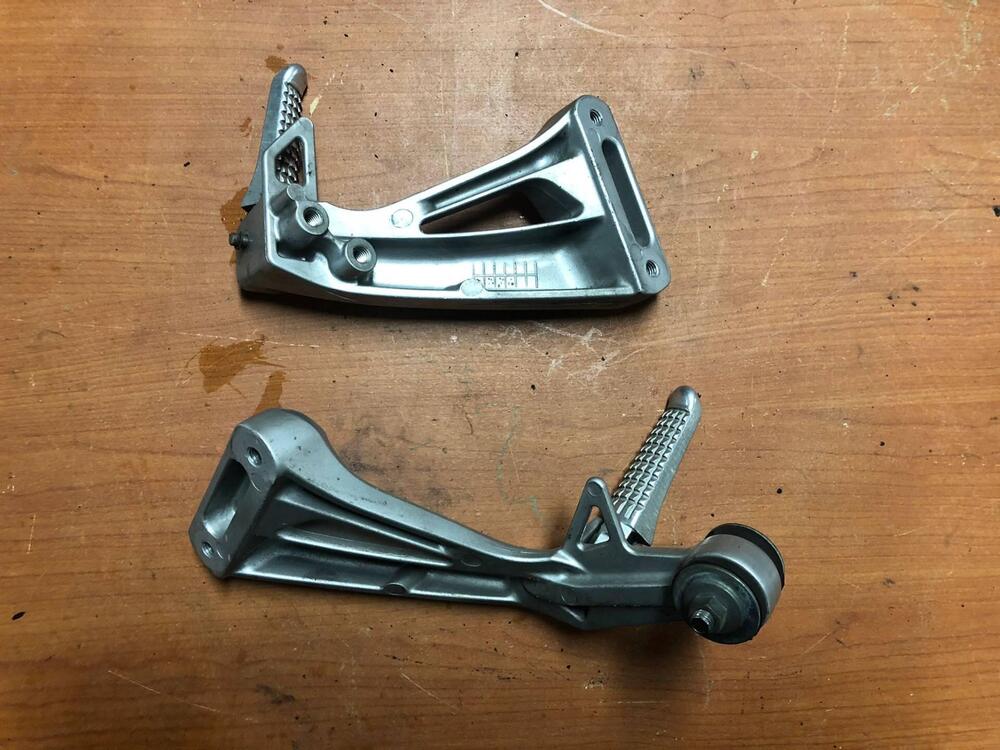 Coppia pedane posteriori Suzuki SV 650 S '99-'02 (2)