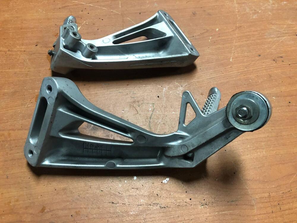 Coppia pedane posteriori Suzuki SV 650 S '99-'02 (3)