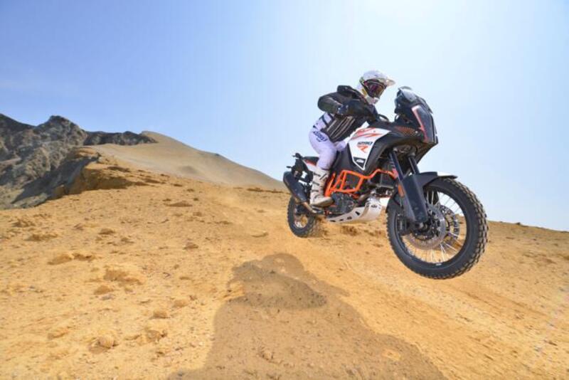 KTM, un teaser per una nuova Adventure tassellata: sar&agrave; la Super Adventure R MY2021?