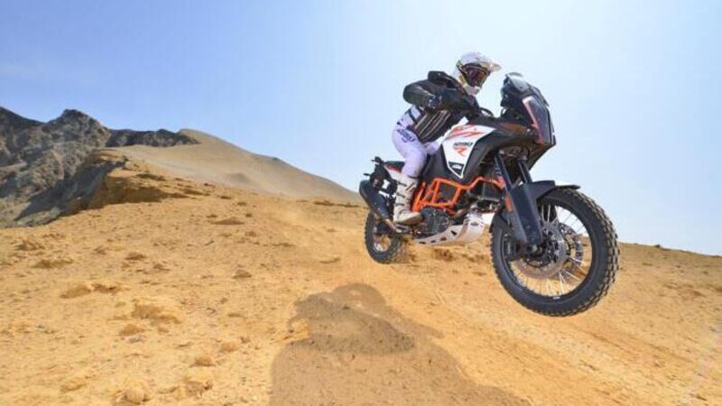 KTM, un teaser per una nuova Adventure tassellata: sar&agrave; la Super Adventure R MY2021?