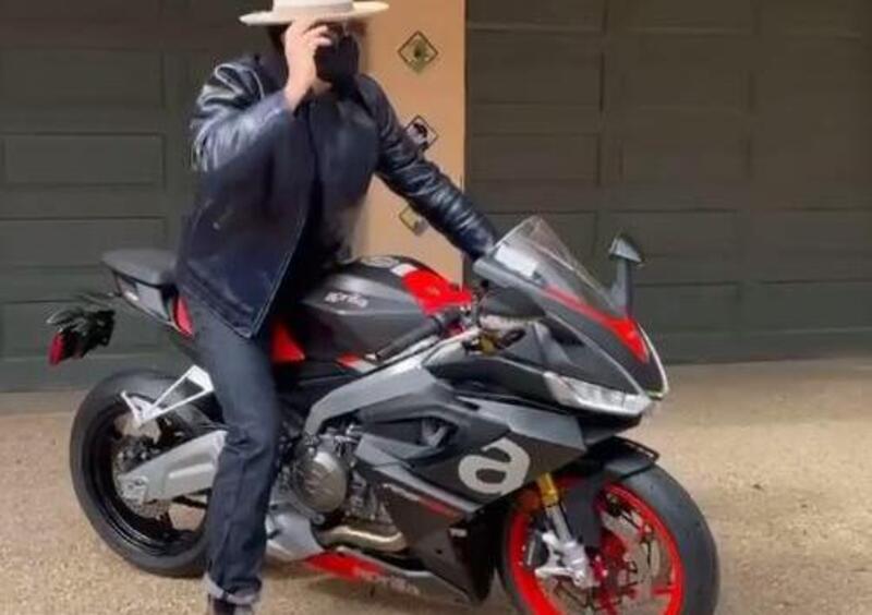 L&rsquo;Aprilia RS660 a Hollywood: Orlando Bloom ne ha voluta una [VIDEO]