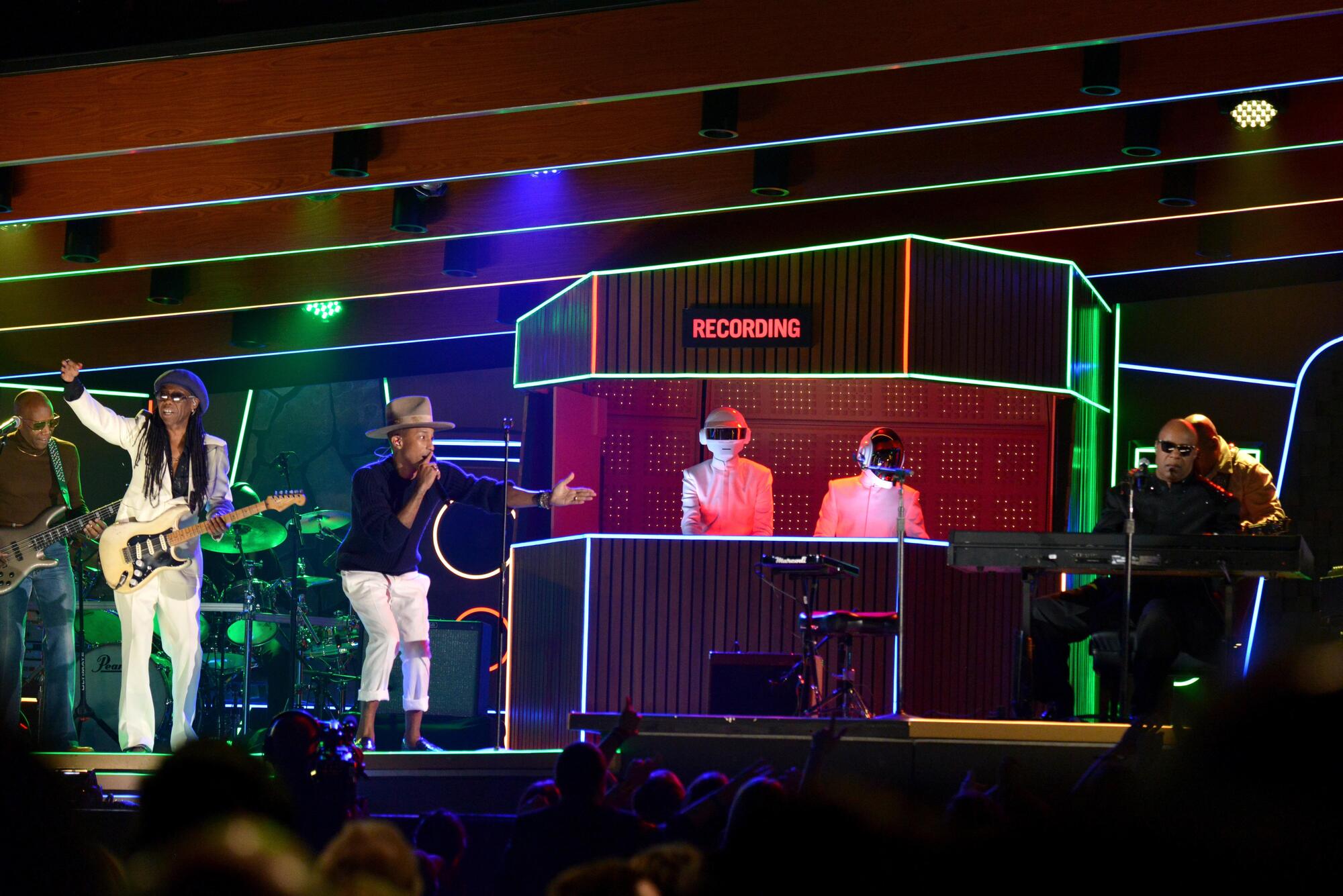  Nile Rodgers, Pharrell Williams, i Daft Punk e Stevie Wonder sul palco dei 56esimi Grammy Awards allo Staples Center di Los Angeles il 26 gennaio del 2014