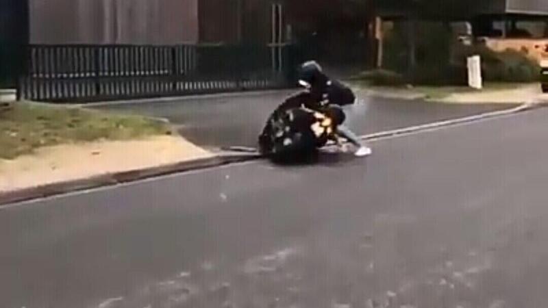 T-Max fail: dai sogni di gloria alla nuvola di fumo per il T-Maxista francese [VIDEO VIRALE]