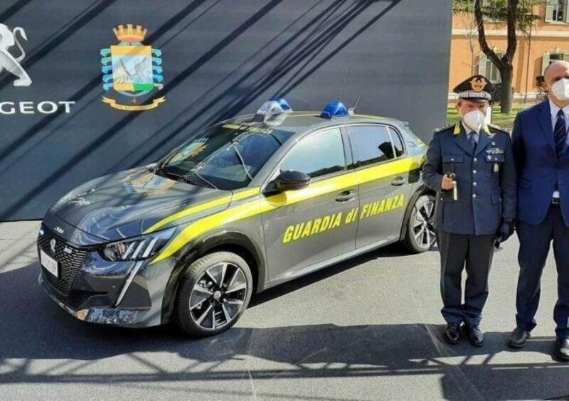 La Peugeot e-208 amplia la flotta della Guardia di Finanza 