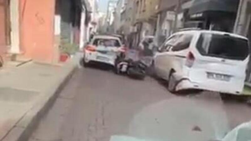 Sgasa nel traffico con la supersportiva, ma lascia troppo presto la frizione: strike! [VIDEO]