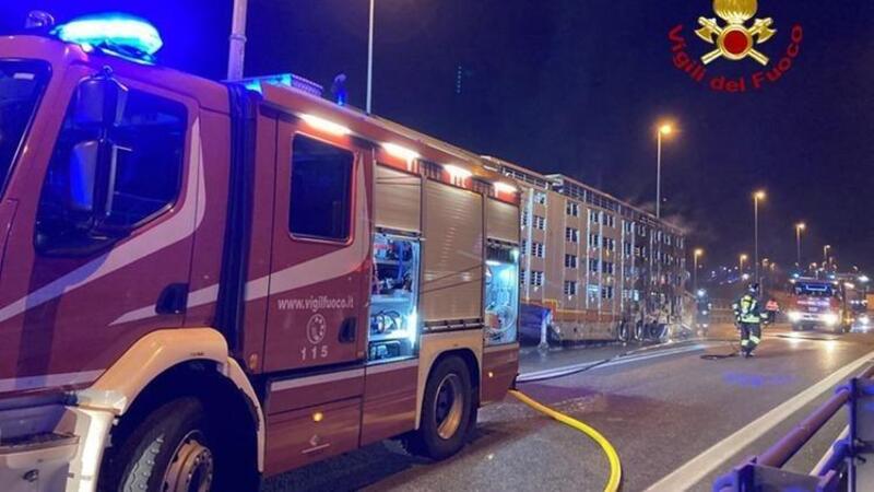 Il camion carico di buoi si incendia, l&rsquo;autista rischia la vita per salvare gli animali