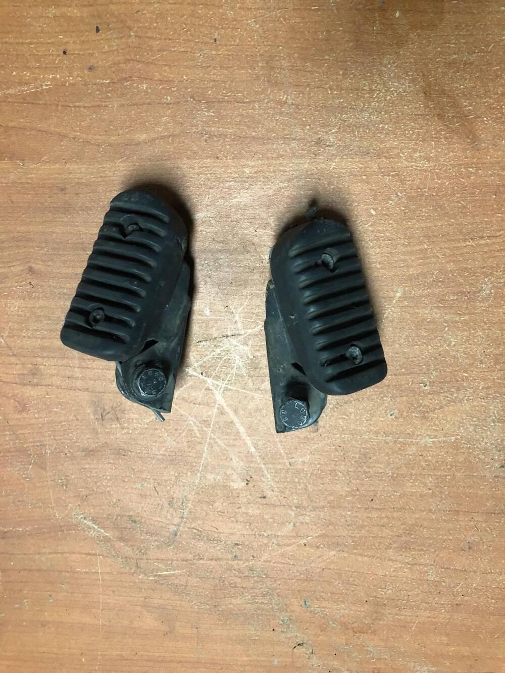 Coppia pedane anteriori Aprilia Pegaso 125