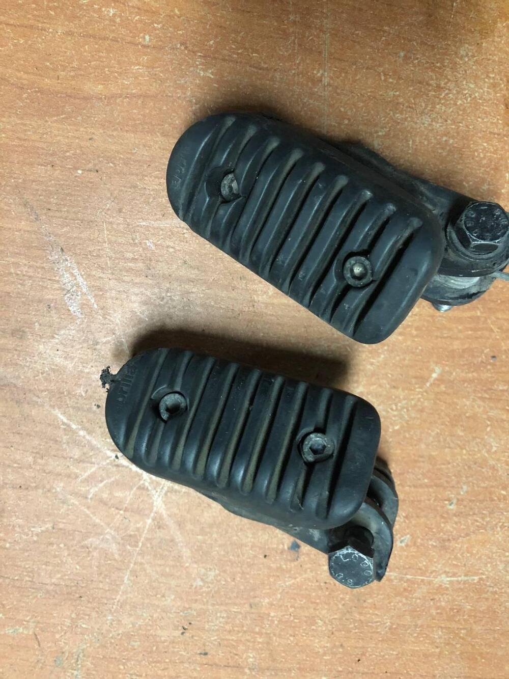 Coppia pedane anteriori Aprilia Pegaso 125 (2)