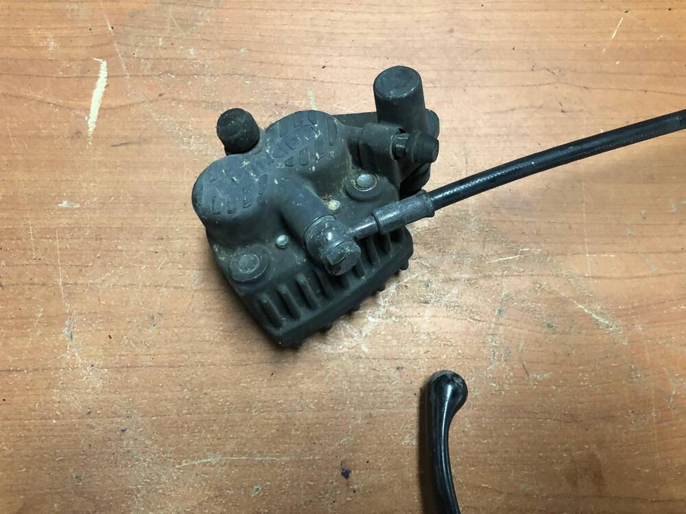 Pompa freno anteriore con pinza Aprilia Pegaso 125 (2)