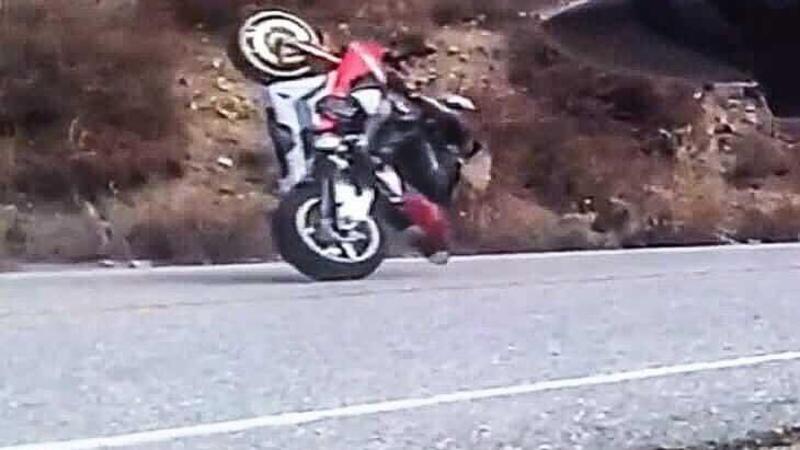 Youtuber follia: perde il controllo della Honda CBR1000RR in impennata e rischia la strage [VIDEO]