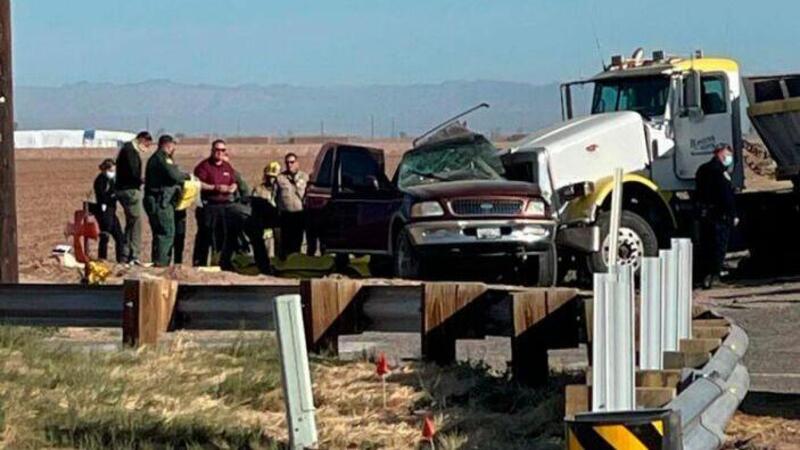 Suv con oltre 20 persone all&rsquo;interno si schianta con un camion: 13 morti [VIDEO]