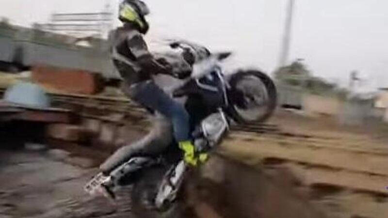 Moto fun: il limite della BMW GS, a volte, &egrave; il giessista [VIDEO]