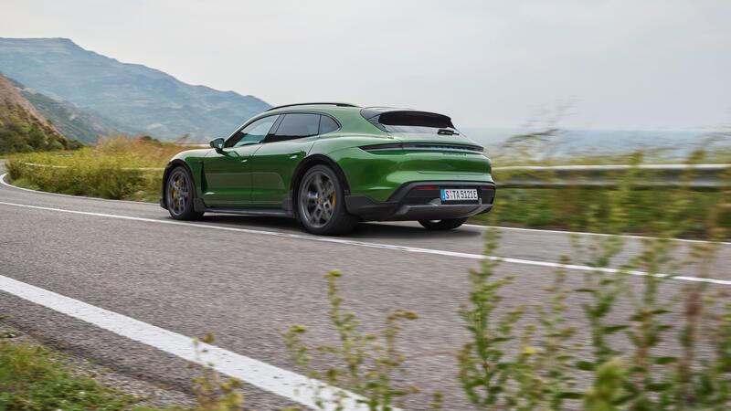 Porsche Taycan Cross Turismo: un po&#039; wagon, un po&#039; crossover