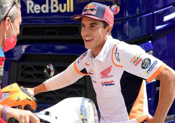 Marc Marquez invita ad una gara il rider che studiava sotto un lampione col sogno della MotoGP