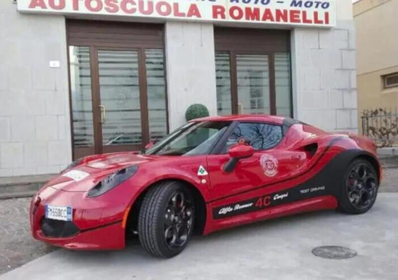 L&rsquo;autoscuola alternativa: la patente si prende con l&rsquo;Alfa Romeo 4C (con i doppi comandi)