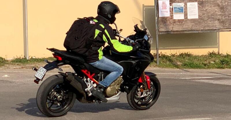 Ducati Multistrada V4. Foto spia della versione 2022 con avantreno da 17 pollici!