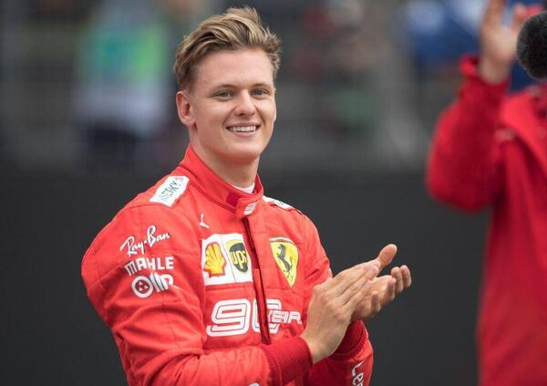 Le lacrime dei meccanici Ferrari per l'ingaggio di Mick Schumacher 