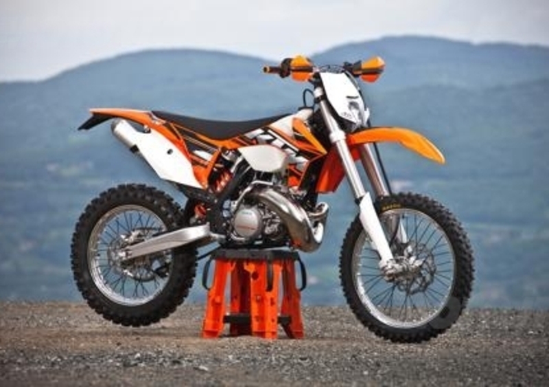 KTM. Richiamo per le 2 tempi offroad 2013. Occhio al gas