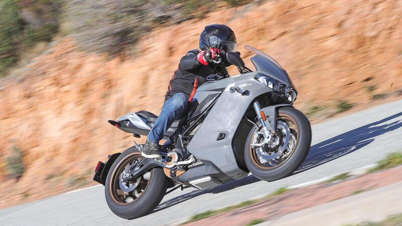 La met&agrave; dei motociclisti UK favorevole all&#039;elettrico