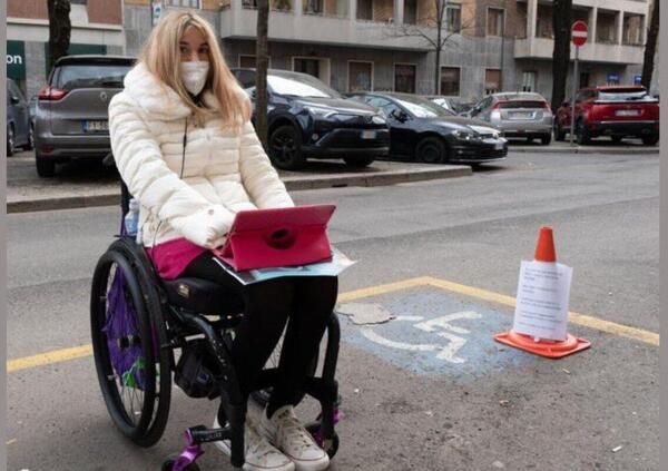 Auto vandalizzata, Priscilla occupa il parcheggio disabili: &quot;Vuoi bucarmi le ruote della carrozzina?&quot;
