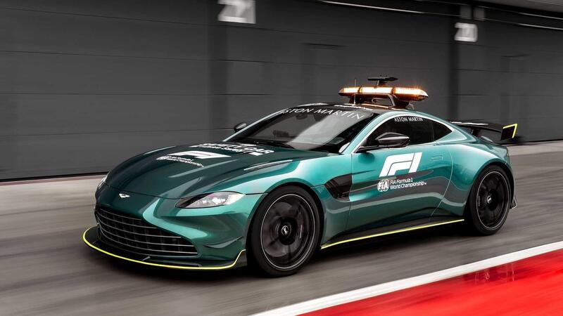 F1, Aston Martin Vantage &egrave; la Safety Car 2021 insieme alla Mercedes-AMG GT R. Che si tinge di rosso