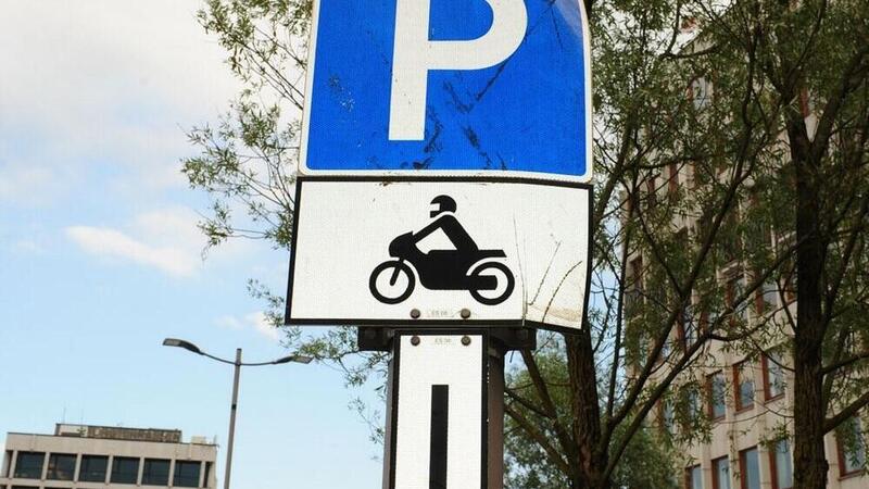 70.000 parcheggi auto e moto soppressi a Parigi entro il 2026