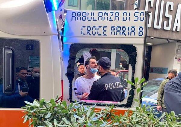 Tutti i retroscena dell&#039;arresto di Fabrizio Corona (sfonda l&#039;ambulanza, video e foto esclusivi). La madre in lacrime: &ldquo;Me lo state ammazzando&rdquo; 