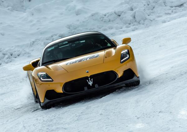 Ma la cosa pi&ugrave; bella che vedrete oggi &egrave; una Maserati MC20 che drifta sul ghiaccio