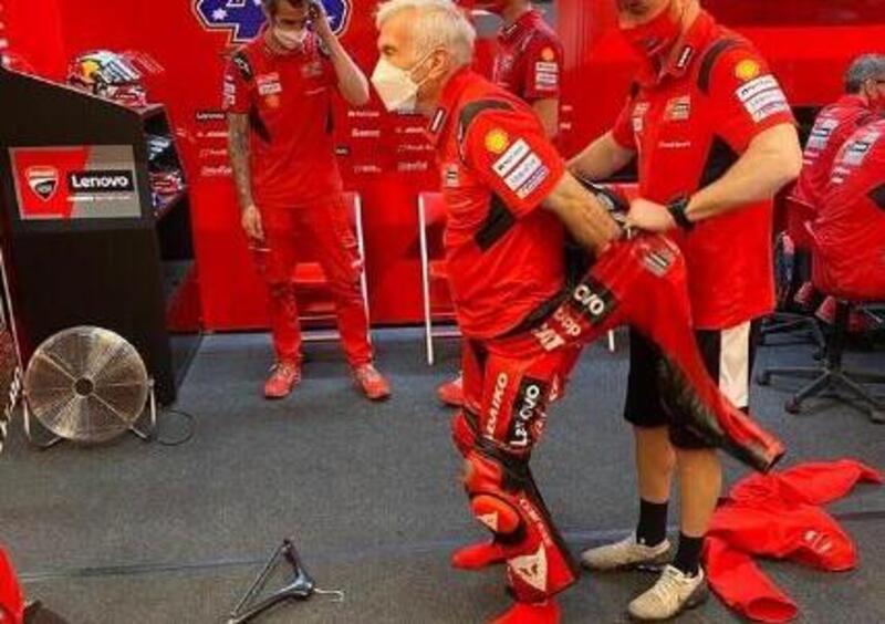 Ducati a Losail chiude col sorriso: Davide Tardozzi in tuta (e calzini) sulla Desmosedici di Jack Miller