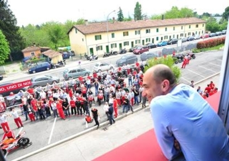 Ducati festeggia il nuovo AD Claudio Domenicali col rombo della Desmosedici GP