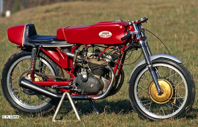 Nella Jawa 350 bicilindrica da GP dei primi anni Sessanta un alberello con due coppie coniche (inferiore e superiore) azionava l&rsquo;albero a camme di aspirazione, dal quale un secondo alberello portava il moto all&rsquo;albero a camme di scarico