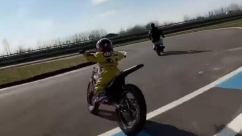 In pista con la moto elettrica da trial, ma di davvero sorprendente c&rsquo;&egrave; il pilota [VIDEO]