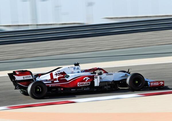 I test di Formula 1 finiscono... a sportellate tra Raikkonen e Sainz 