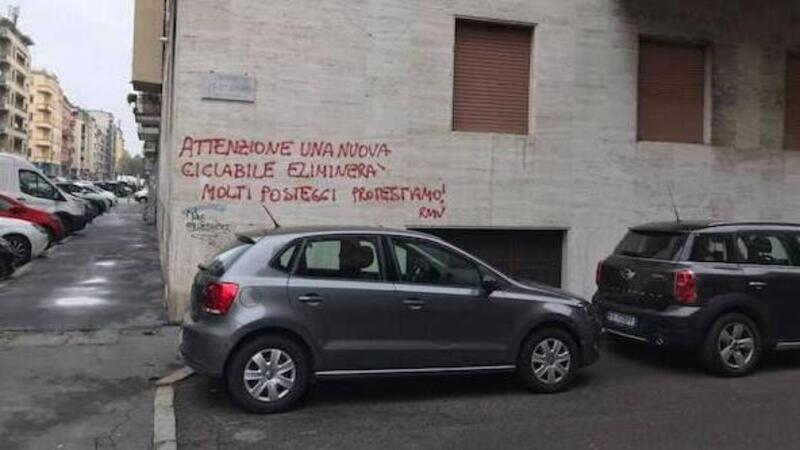 A Milano tornano le scritte di RMV, il misterioso writer (o vandalo?) che ce l&rsquo;ha con le ciclabili