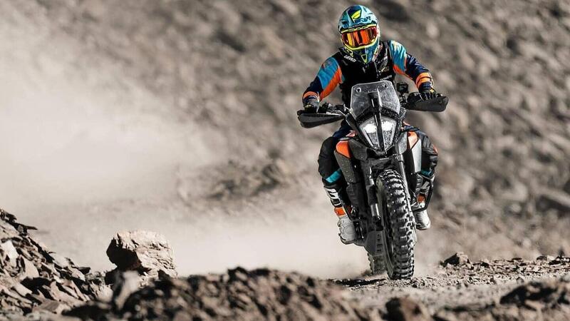 Una KTM 390 Adventure sfida una vettura da Rally nella gara di Hill Climb e vince