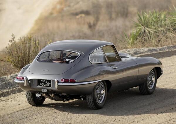 La Jaguar E-Type compie 60 anni. Ecco perch&eacute; Enzo Ferrari la defin&igrave; &quot;l&rsquo;auto pi&ugrave; bella mai realizzata&rdquo;