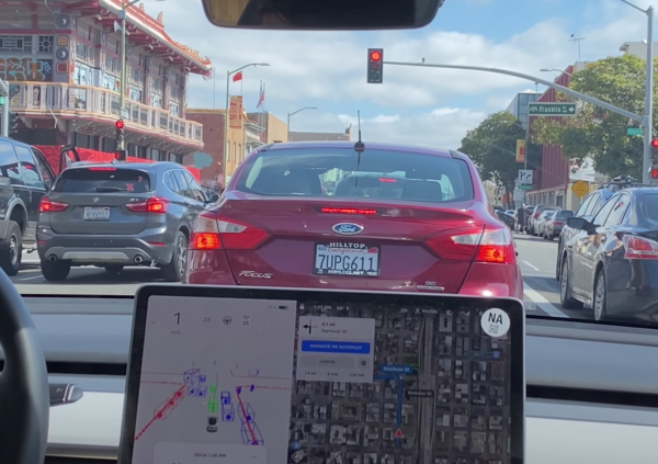 Tesla, 13 minuti da paura: il video che svela i limiti della modalit&agrave; Full Self-Driving