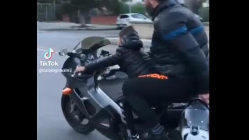 Follia sulle strade di Falsomiele: lascia guidare la vecchia moto sportiva a un bambino [VIDEO VIRALE]