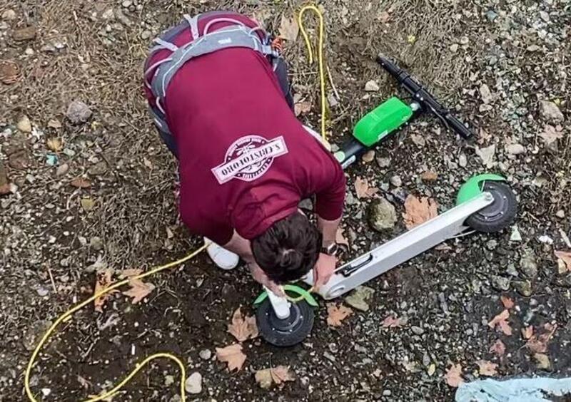 Navigli navigabili? Intanto diventano &quot;pista ciclabile&quot;. E un rocciatore recupera un monopattino