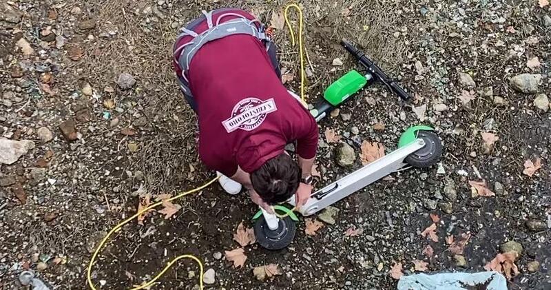 Navigli navigabili? Intanto diventano &quot;pista ciclabile&quot;. E un rocciatore recupera un monopattino