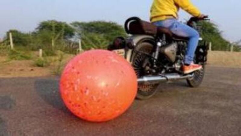 Quanto impiega una Royal Enfield a gonfiare un palloncino? [VIDEO VIRALE]