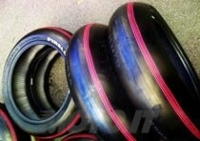 Pirelli festeggia, a Monza, la mamma colorando le gomme da Superpole