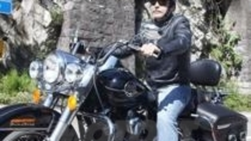 George Clooney in moto sul Lago di Como